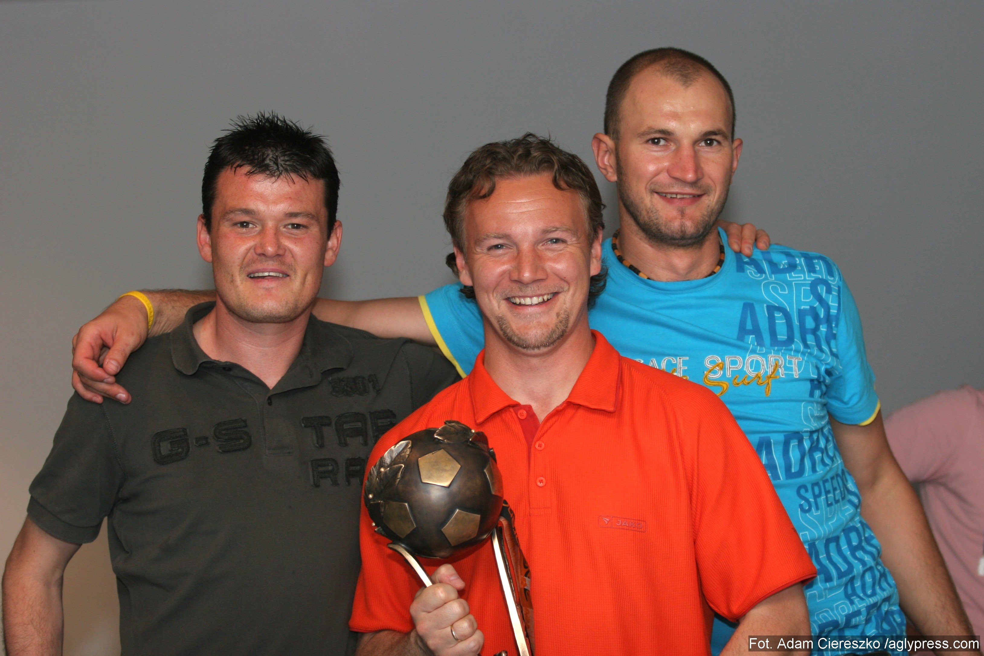 Trener bramkarzy Jędrzej Kędziora ze swoimi podopiecznymi Michalem Vaclavikiem i Mariuszem Liberdą
